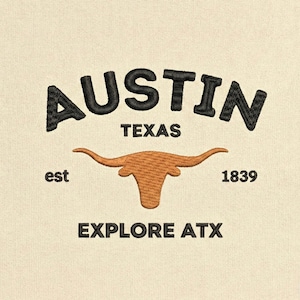 Könnte beinhalten: Gesticktes Design mit dem Wort "AUSTIN" in Schwarz, über "TEXAS" und einem braunen Longhorn-Symbol angeordnet. Der Text "est 1839" und "EXPLORE ATX" sind ebenfalls auf cremefarbenem Hintergrund enthalten.