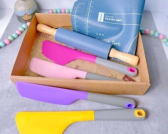 Gift Box for Mom, Personalized Baking Gift Set, Spatulas, Pastry Mat and Rolling Pin