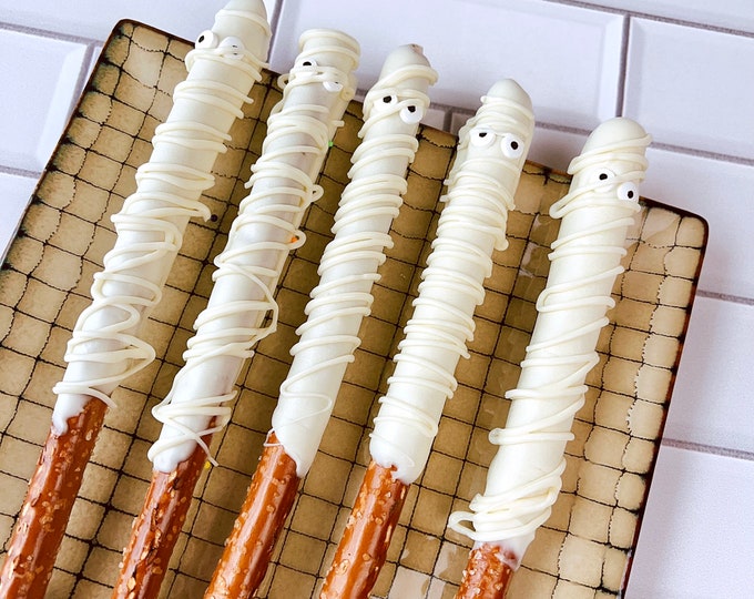 Halloween Mummy Chocolate Covered Pretzel Rods: Halloween Party Favors, Trick or Treat