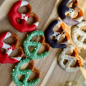 24 Chocolate Dipped Pretzels: Bride and Groom Wedding Favors