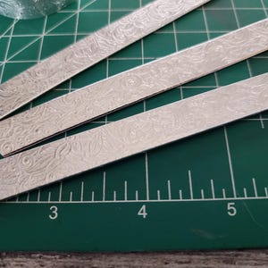 1/2 x 6" 14gS (5) Texture floreale laminati calibro 14 polsini morbidi grezzi lucidati a tamburo 1100 alluminio puro arrivano piatti con estremità arrotondate immagine 6