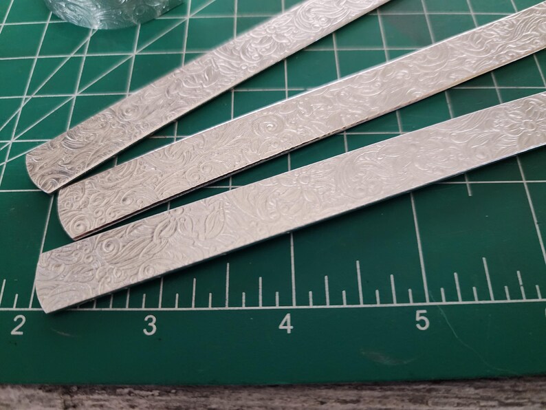 1/2 x 6" 14gS (5) Texture floreale laminati calibro 14 polsini morbidi grezzi lucidati a tamburo 1100 alluminio puro arrivano piatti con estremità arrotondate immagine 6