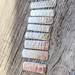 1/2 x 6" 14gS (5) Texture floreale laminati calibro 14 polsini morbidi grezzi lucidati a tamburo 1100 alluminio puro arrivano piatti con estremità arrotondate immagine 9