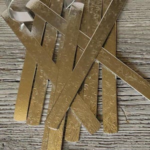 1/2 x 6" 14gS (5) Texture floreale laminati calibro 14 polsini morbidi grezzi lucidati a tamburo 1100 alluminio puro arrivano piatti con estremità arrotondate immagine 3