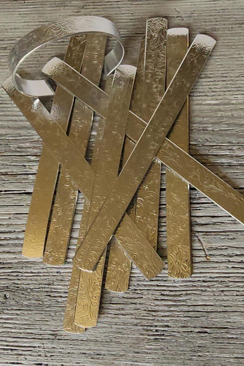 1/2 x 6" 14gS (5) Texture floreale laminati calibro 14 polsini morbidi grezzi lucidati a tamburo 1100 alluminio puro arrivano piatti con estremità arrotondate immagine 3