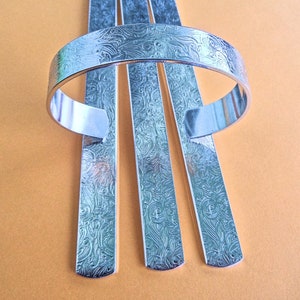1/2 x 6" 14gS (5) Texture floreale laminati calibro 14 polsini morbidi grezzi lucidati a tamburo 1100 alluminio puro arrivano piatti con estremità arrotondate immagine 8