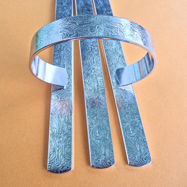 1/2 x 6" 14gS (5) Texture floreale laminati calibro 14 polsini morbidi grezzi lucidati a tamburo 1100 alluminio puro arrivano piatti con estremità arrotondate immagine 8