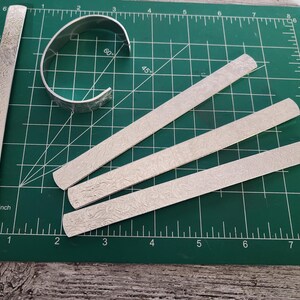1/2 x 6" 14gS (5) Texture floreale laminati calibro 14 polsini morbidi grezzi lucidati a tamburo 1100 alluminio puro arrivano piatti con estremità arrotondate immagine 5