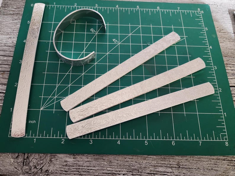 1/2 x 6" 14gS (5) Texture floreale laminati calibro 14 polsini morbidi grezzi lucidati a tamburo 1100 alluminio puro arrivano piatti con estremità arrotondate immagine 5