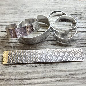 1/4 x 6" (10) 14gS Stelle Braccialetto in alluminio laminato con texture Polsino grezzo Lucidato a tamburo 1100 Alluminio morbido piatto con estremità arrotondate