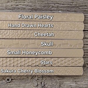 1/2 x 6" 14gS (5) Texture floreale laminati calibro 14 polsini morbidi grezzi lucidati a tamburo 1100 alluminio puro arrivano piatti con estremità arrotondate immagine 10