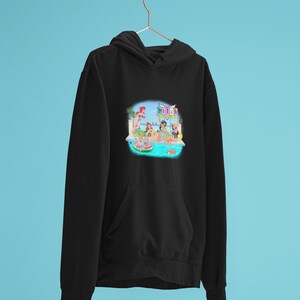 Może przedstawiać: Czarna bluza z kapturem z przednią kieszenią i kolorową grafiką. Grafika przedstawia scenę przy basenie z postaciami, basenem i napisem "Bitch". Bluza wisi na miedzianym pręcie na niebieskim tle.