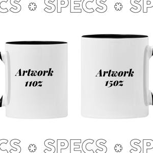 Op de afbeelding: Twee witte keramische mokken met zwarte handvatten en zwarte binnenkant. De mokken hebben de tekst "Artwork" en de maten "110oz" en "150oz" erop gedrukt. Het woord "SPECS" staat boven en onder de mokken.