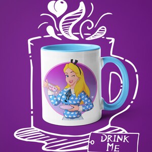 Kubek do kawy Spill the Tea Special Edition, Alicja w Krainie Czarów, Parodystyczna grafika, Zabawne artykuły gospodarstwa domowego, Klasyczne postacie, Zabawna kreskówka, Zabawny prezent, Kubek