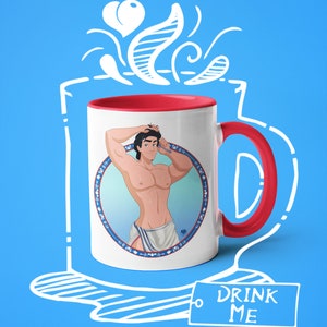 Puede incluir: Taza de cerámica blanca con borde y asa rojos. La taza presenta una ilustración de dibujos animados de un hombre sin camisa con cabello oscuro y una faja azul. El texto "Drink Me" está escrito en una etiqueta blanca.