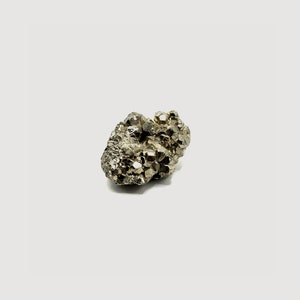 Könnte beinhalten: Ein Cluster aus Pyritkristallen, auch bekannt als Katzengold, mit einer metallisch goldenen Farbe und einer rauen, strukturierten Oberfläche.