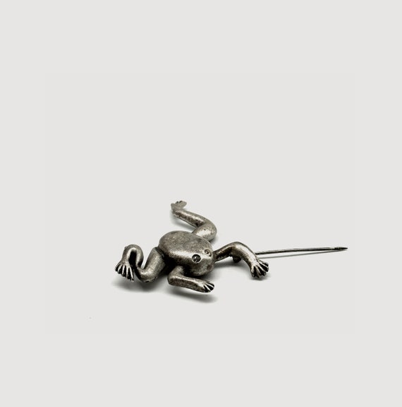brooch「 modernist leaping frog silver tone 」 - image 1