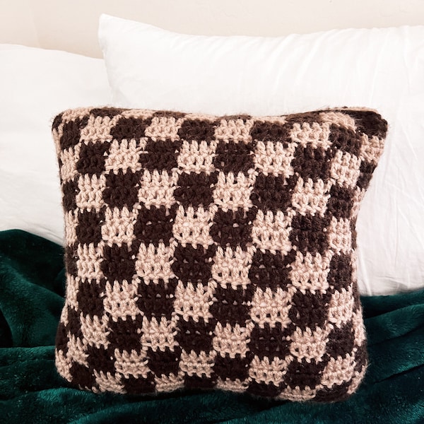 Coussin décoratif en damier au crochet