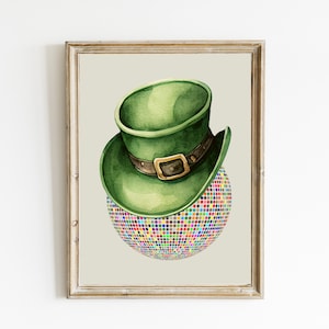 Op de afbeelding: Een groene leprechaun-hoed met een gouden gesp op een kleurrijke discobal.