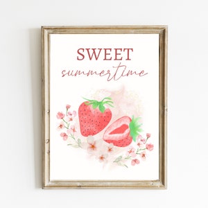 Könnte beinhalten: Ein druckbarer Kunstdruck mit dem Text "SWEET summertime" in roten Buchstaben. Der Druck zeigt eine Aquarell-Illustration von zwei Erdbeeren mit rosa Blüten.