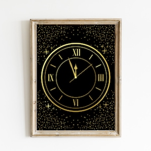 Może przedstawiać: Złoty obraz w ramie z czarnym tłem i złotą tarczą zegara z cyframi rzymskimi. Tarcza zegara jest ustawiona na północ i ma złotą wskazówkę wskazującą na 12. Tło jest pokryte złotym brokatem.