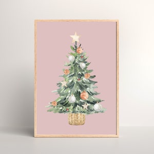 K&ouml;nnte beinhalten: Ein Aquarellbild eines Weihnachtsbaums vor rosa Hintergrund. Der Baum ist mit wei&szlig;en und orangefarbenen Kugeln, einem goldenen Stern oben und einem braunen Weidenkorb an der Basis geschm&uuml;ckt.