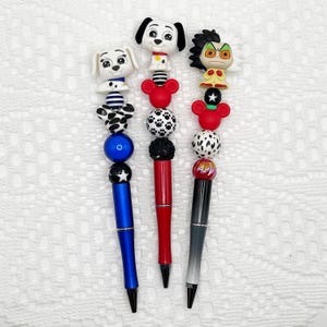 Bolígrafo autógrafo inspirado en 101 Dálmatas, bolígrafo con cuentas con Disney Doorable, Cruella De Vil, Pongo, Perdita