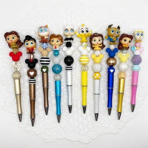 Penna autografa ispirata a La Bella e la Bestia, penna a sfera con perline e logo Disney Doorable, Belle, Lumiere, Cogsworth, Plumette, Maurice