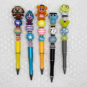 Muppets Autograph Pen, beaded ballpoint pen with Disney Doorable, Miss Piggy, Kermit, Fozzie, Animal, Sam, Dr. Honeydew, Rowlf, Gonzo