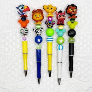 Caneta autógrafo inspirada no Rei Leão, caneta esferográfica com contas com Disney Doorable, Simba, Timon, Pumba, Mufasa, Zazu, Nala