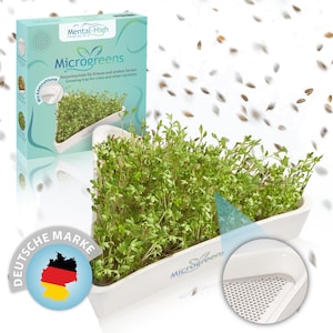 Könnte beinhalten: Weiße Kunststoffschale mit einem weißen Netz-Einsatz zum Anbau von Mikrogreens. Die Schale ist mit "Microgreens" und "Mental-High" beschriftet. Die Schale ist mit grünen Mikrogreens gefüllt. Das Bild zeigt auch eine Nahaufnahme des Netzeinsatzes und eine Tüte mit Samen.