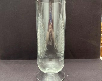 Portavelas antiguo EAPG de cristal grabado con diseño de helecho, con pie, 25 cm de alto, en perfecto estado.