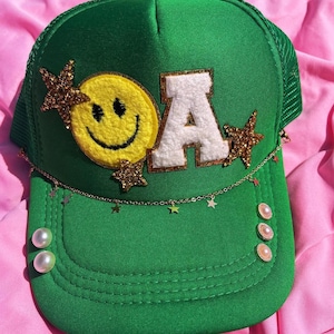 Benutzerdefinierte Initialen Trucker Hat | Smiley Gesicht Glitter Stern Hut | Personalisierte Mütze & Kette | Y2K Süße Statement Mütze