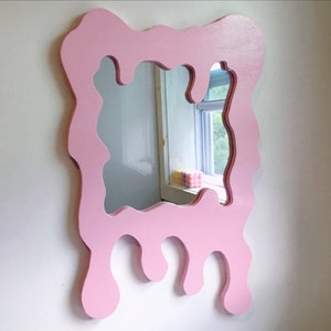 Smältande spegel | Droppande spegel | Droppande spegel | Vågig krusidull | Rosa spegel | Funky spegel | Dansk pastell | Hängande spegel bild 1