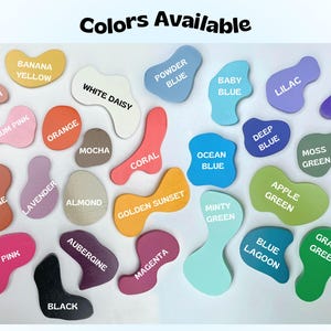 Peut inclure: Une vari&eacute;t&eacute; de couleurs de peinture sont affich&eacute;es sous la forme de gouttes irr&eacute;guli&egrave;res. Les couleurs comprennent le p&ecirc;che, le rose bonbon, l'orange, la marguerite blanche, le bleu poudre, le bleu b&eacute;b&eacute;, le lilas, le raisin, le moka, le corail, le bleu oc&eacute;an, le bleu fonc&eacute;, le vert mousse, l'orange rouille, la lavande, l'amande, le coucher de soleil dor&eacute;, le vert menthe, le rose chaud, l'aubergine, le magenta, le vert pomme, le vert herbe, le lagon bleu et le noir.