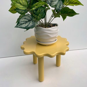 Soporte para plantas con garabatos / Mesa auxiliar ondulada / Decoración maximalista / Decoración ecléctica / Decoración moderna / Mesa ondulada / Decoración estética del hogar / Mesa auxiliar