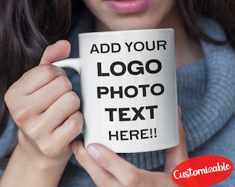 Könnte beinhalten: Weiße Keramiktasse mit schwarzem Text, der "ADD YOUR LOGO PHOTO TEXT HERE!!" lautet. Die Tasse ist 11 Unzen groß und kann personalisiert werden.