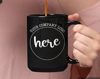 Könnte beinhalten: Schwarze Keramik-Kaffeetasse mit einem weißen Kreis und dem Text "YOUR COMPANY LOGO here". Die Tasse hat ein Fassungsvermögen von 440 ml.
