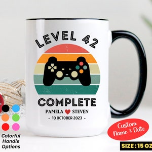 Taza 42.o regalo de aniversario de bodas para esposo y esposa, nivel de personalización 42 completo, regalo de 42 años de aniversario para jugador, videojuego retro