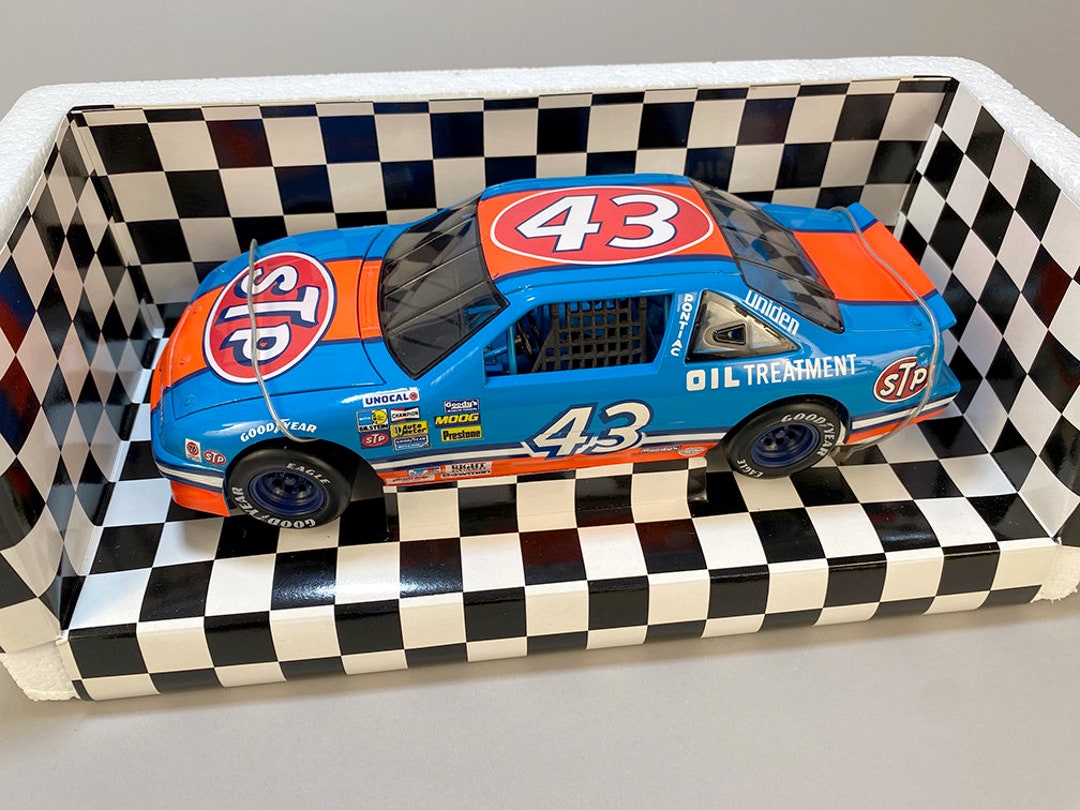 Rare 118th Scale 1992 Richard Petty 43 Pontiac Grand Prix STP Race Car