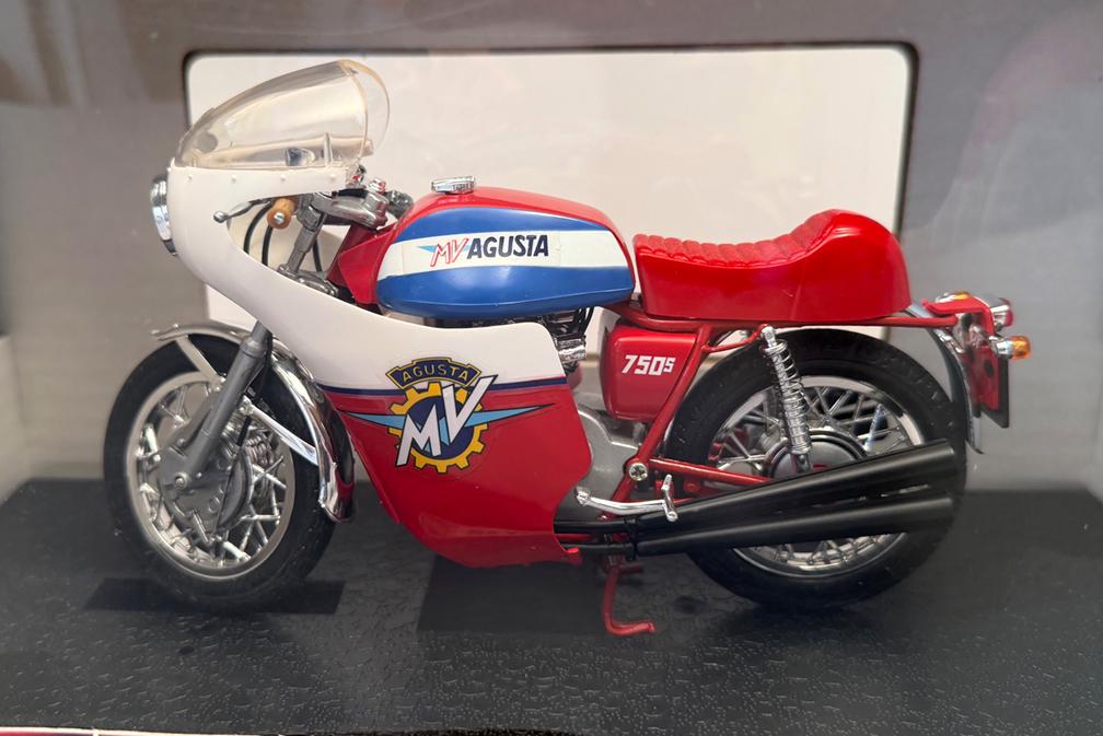 Revell MV AGUSTA 750S 1:12 ダイキャスト　送料無料 1:12th Scale 1970 MV Agusta 750S Street Racer Motorcycle - Revell