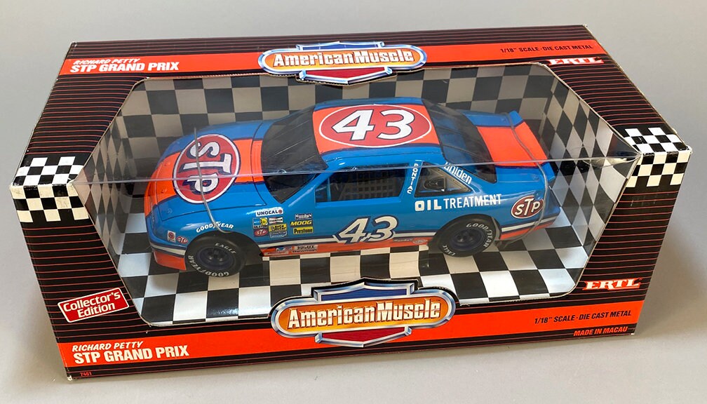 Rare 118th Scale 1992 Richard Petty 43 Pontiac Grand Prix STP Race Car
