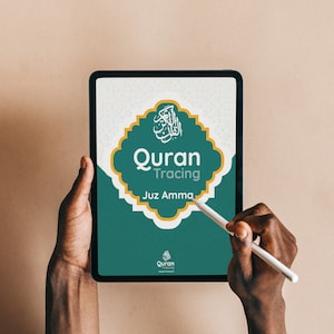 Op de afbeelding: Een digitale tablet met een groene en gouden app met de tekst "Quran Tracing Juz Amma". De app heeft een gestileerd Arabisch schrift en een logo met de tekst "Quran Tracing".