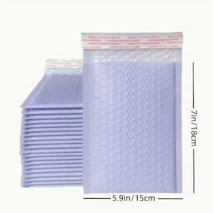 Puede incluir: Un montón de sobres de burbujas de color púrpura claro, de 18 cm de altura y 15 cm de ancho, con una tira adhesiva para pelar y sellar. Los sobres están diseñados para el envío de artículos pequeños.