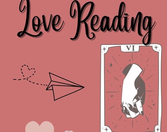 Puede incluir: Un fondo rosa con el texto "Love Reading" en fuente cursiva negra. Una ilustración en blanco y negro de un avión de papel con una línea punteada que se arrastra detrás, terminando en forma de corazón. Una carta de tarot con el número VI y el texto "THE LOVERS" está en la esquina superior derecha. Hay varios corazones rosas y grises esparcidos por la imagen. El texto "HolisticOutlet7" está en la parte inferior central de la imagen.