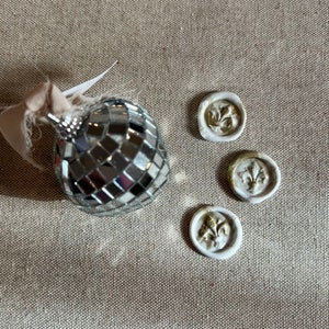 白と金のマーブル模様の手作りワックスシール - 接着剤付きフルール・ド・リスワックスシール