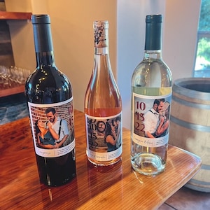 Sonoma Huwelijksuitnodigingen, Bourgondische, zwart-witte huwelijksuitnodigingen, aangepaste wijnetiketten, menu's, tafelnummers en gunsten