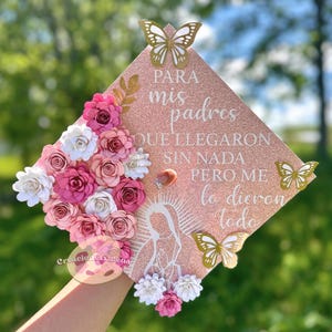 Adorno para birrete de la Virgen María (Promoción 2026), birrete Virgencita, adorno para birrete de graduación, birrete con brillantina, adorno para birrete de graduación, adorno mexicano para birrete de graduación.