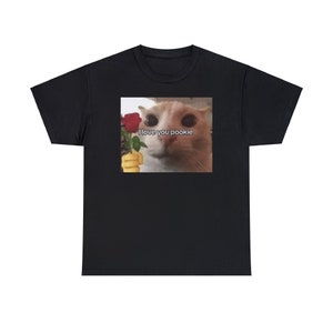Koszulka I Love You Pookie - Koszulka unisex, słodki kot trzymający kwiaty, idealna dla fanów romantycznego humoru i miłośników kotów
