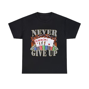 Never Give Up Tee - Camiseta unissex engraçada com meme de jogo, design peculiar com tema de pôquer, perfeita para jogadores de cartas e fãs de humor